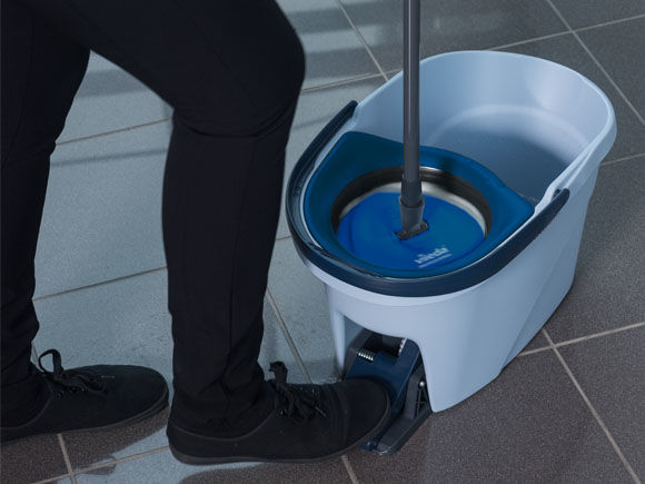 cubo_fregona_kit_ultraspin_vileda_escurriendo